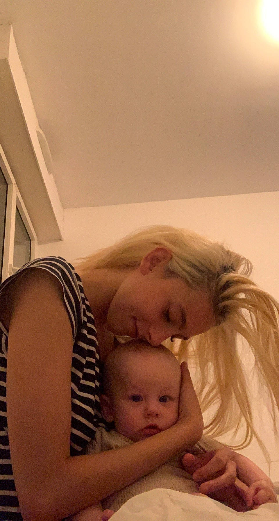 Noé a rejoint le concours — aidez-le/la à gagner de superbes lots ! abdomen, baby, bed, bedtime, chair, child, comfort, couch, face, flooring, fun, hair, happy, human_body, person, room, shoulder, sitting, skin, smile