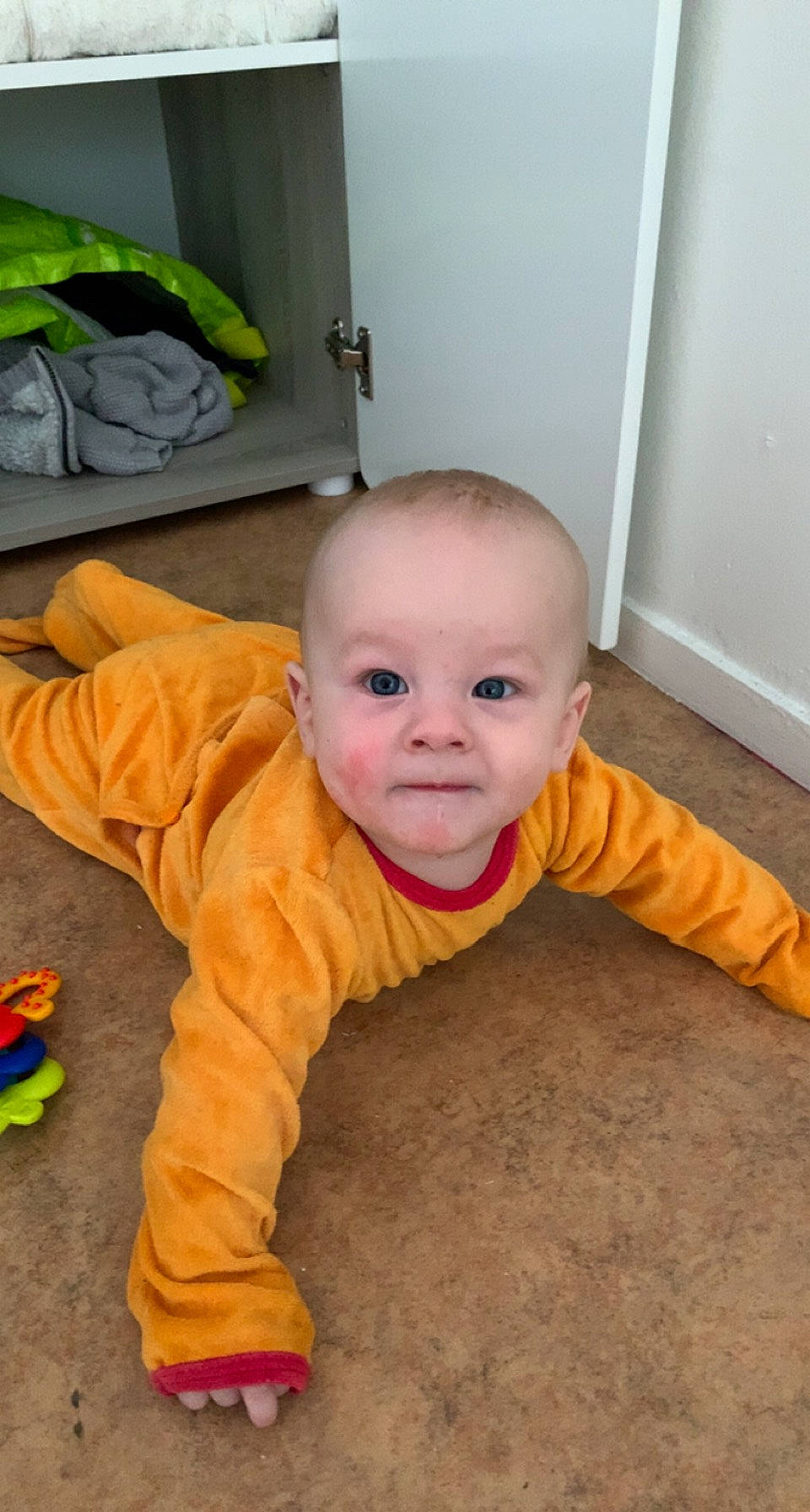 Noé a rejoint le concours — aidez-le/la à gagner de superbes lots ! baby, baby_toddler_clothing, carpet, chair, cheek, child, comfort, crawling, floor, flooring, hardwood, person, room, sitting, smile, toddler, toy, varnish, wood, wood_flooring