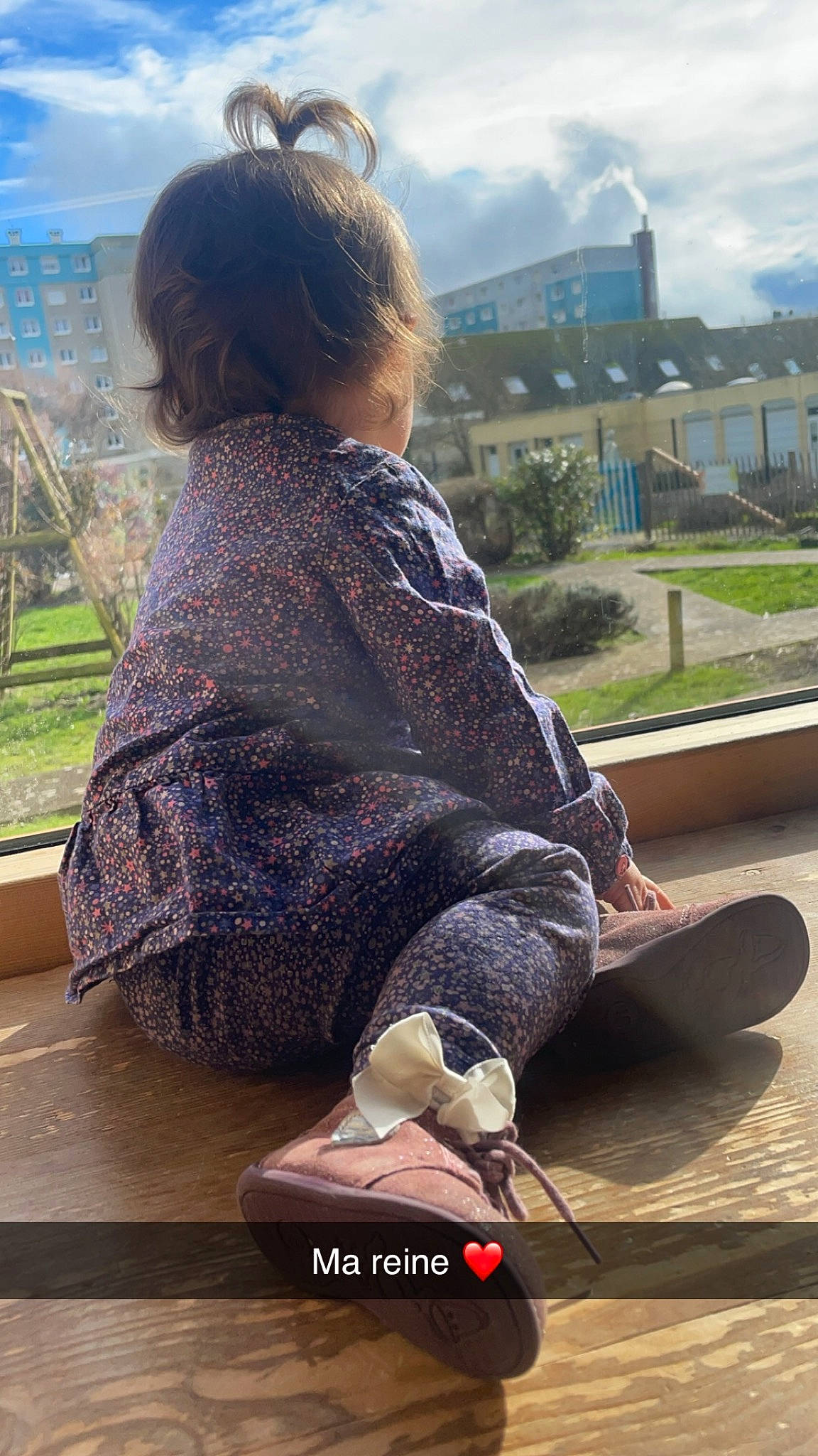 Aliyah participe au concours pour gagner de l'argent avec cette photo : child, cloud, flooring, grass, human_leg, joint, knee, leisure, mammal, pattern, person, plant, recreation, sitting, sky, sleeve, standing, tints_and_shades, toddler, travel