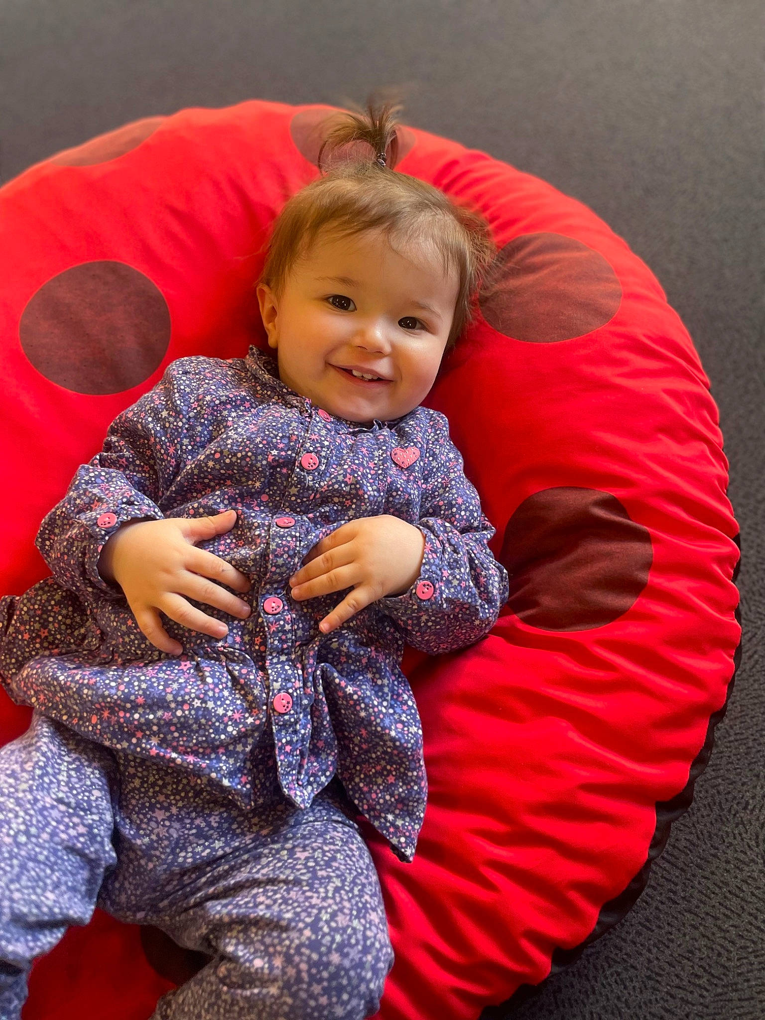 Aliyah a rejoint le concours — aidez-le/la à gagner de superbes lots ! baby, baby_toddler_clothing, child, comfort, couch, event, facial_expression, fun, gesture, hair, happy, human_body, interaction, joy, lap, leg, magenta, person, sitting, sleeve