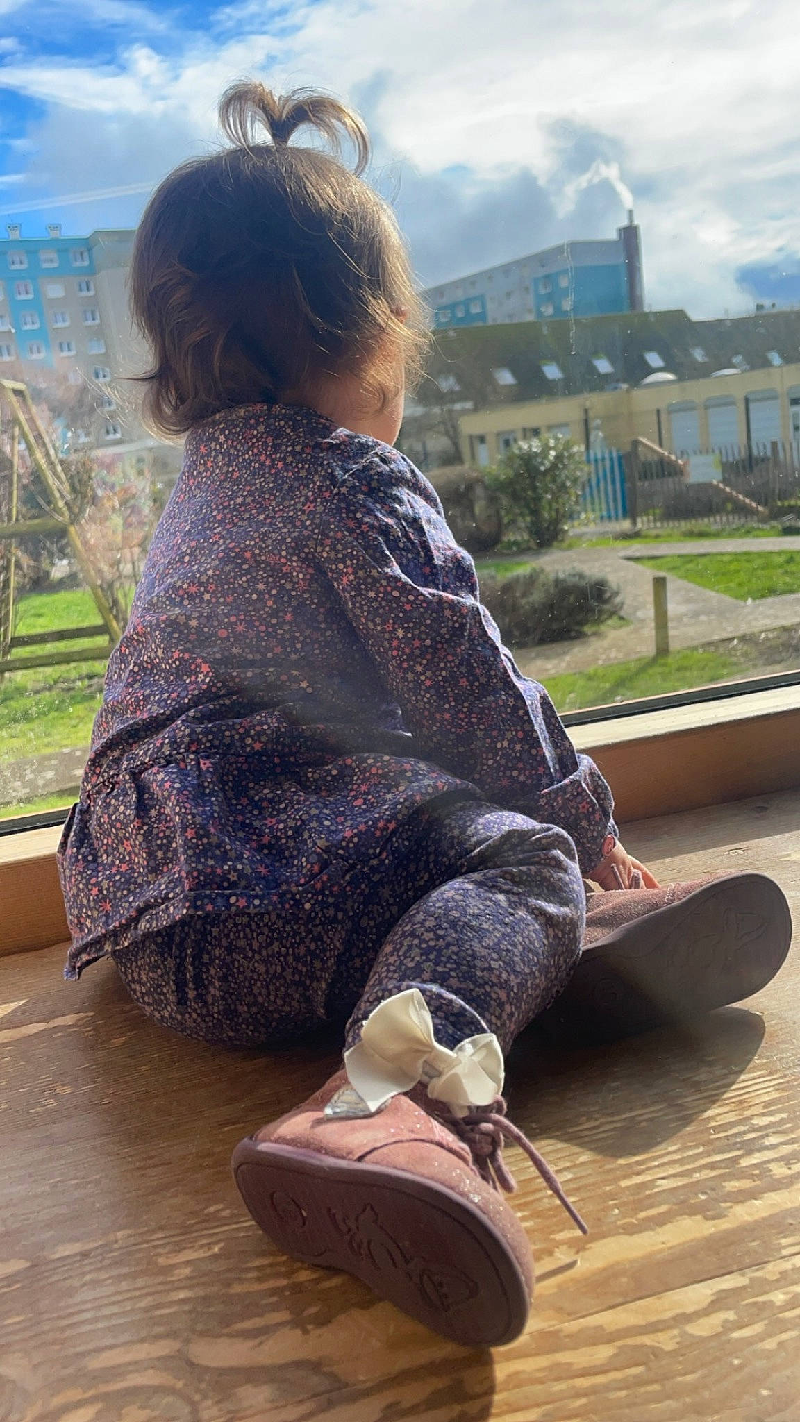 Aliyah a rejoint le concours — aidez-le/la à gagner de superbes lots ! cloud, flooring, foot, grass, hair, human_leg, joint, knee, leisure, mammal, person, plant, sitting, sky, sleeve, standing, tints_and_shades, toddler, travel, vertebrate