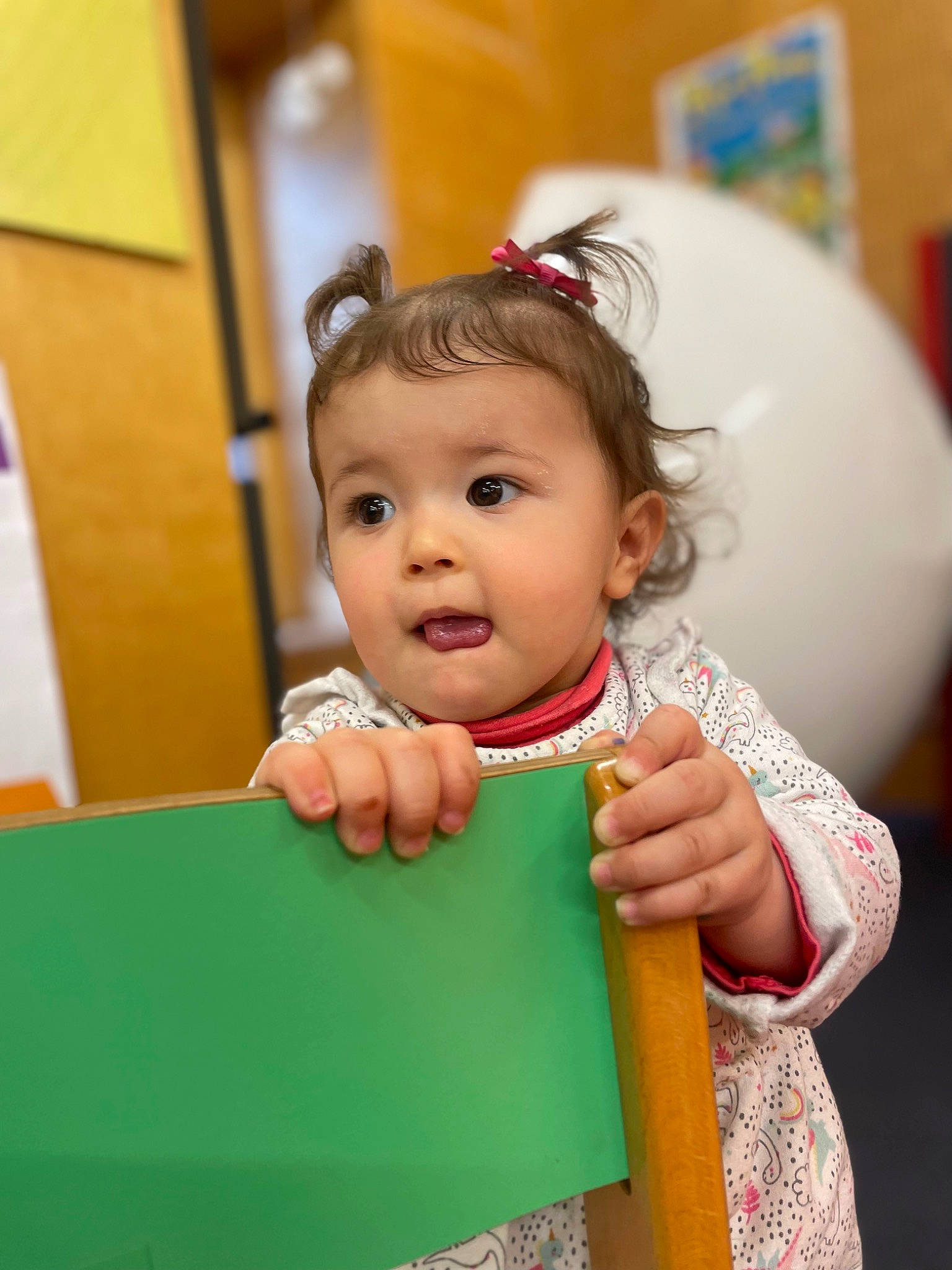 Aliyah a rejoint le concours — aidez-le/la à gagner de superbes lots ! baby, baby_toddler_clothing, balloon, child, event, fun, happy, iris, leisure, person, play, recreation, room, skin, sleeve, surprise, toddler