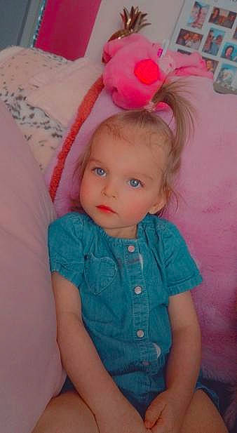 Victoire a rejoint le concours — aidez-le/la à gagner de superbes lots ! baby, baby_toddler_clothing, cheek, child, dress, eye, eyebrow, eyelash, face, headgear, human_body, iris, lip, mammal, nose, organ, person, pink, skin, sleeve