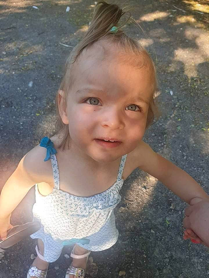 Victoire participe au concours pour gagner de l'argent avec cette photo : arm, baby_toddler_clothing, cheek, chin, cool, dress, face, flash_photography, grass, hair, hand, happy, head, iris, lip, mouth, people_in_nature, person, skin, sunlight