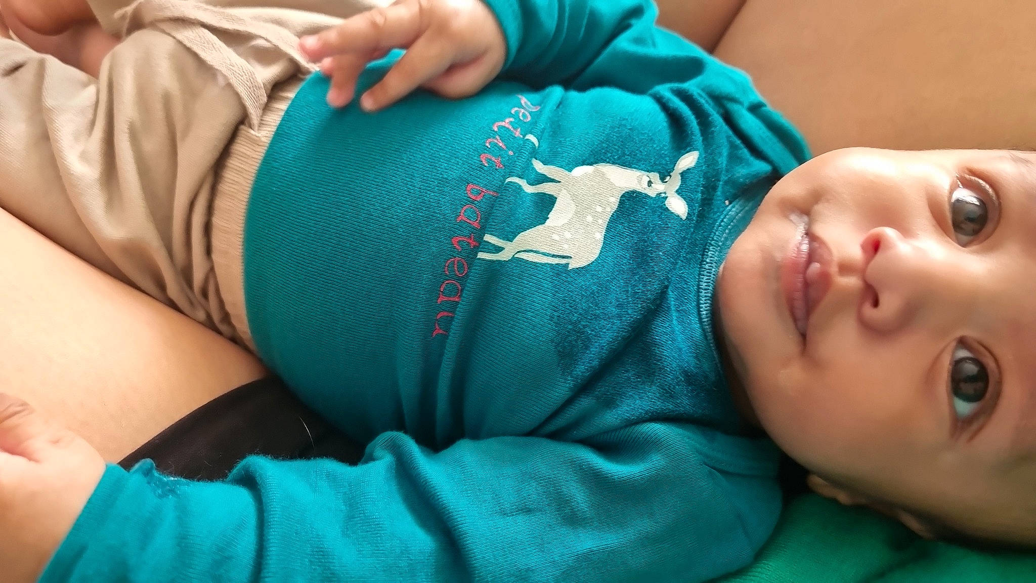 Manoe a rejoint le concours — aidez-le/la à gagner de superbes lots ! arm, baby_toddler_clothing, blue, comfort, elbow, finger, gesture, hand, headwear, joint, mouth, neck, organ, person, photograph, skin, sleeve, stomach, toddler, trunk