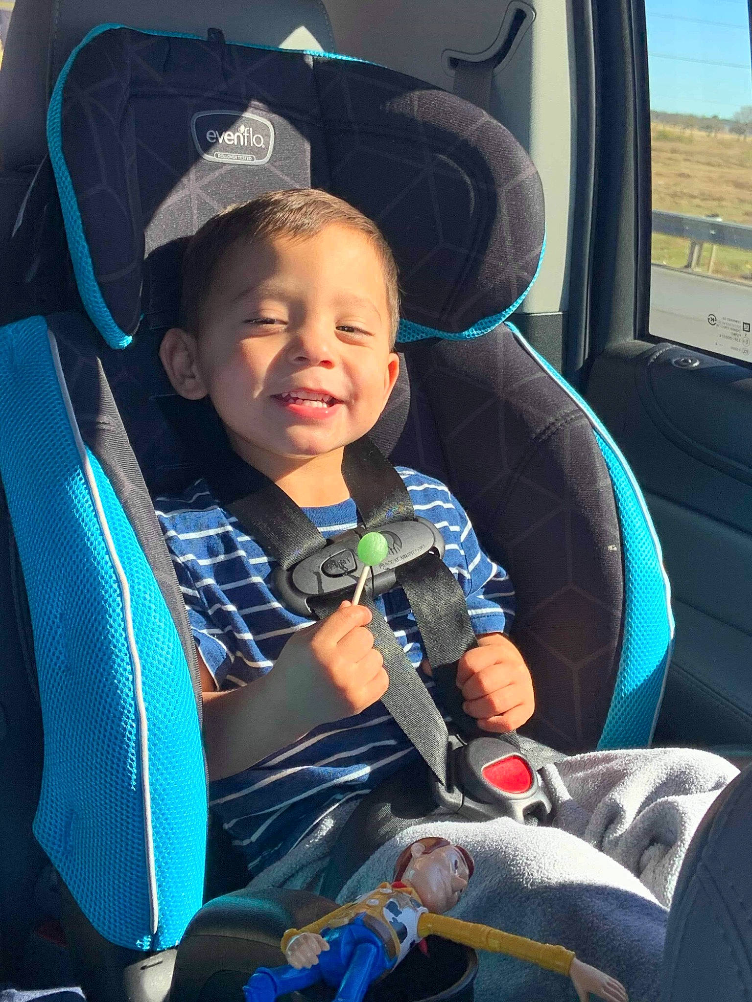 De'Shayne is registered to the contest to win money with this photo: baby_in_car_seat, car_seat, child, family_car, joy, person, vehicle