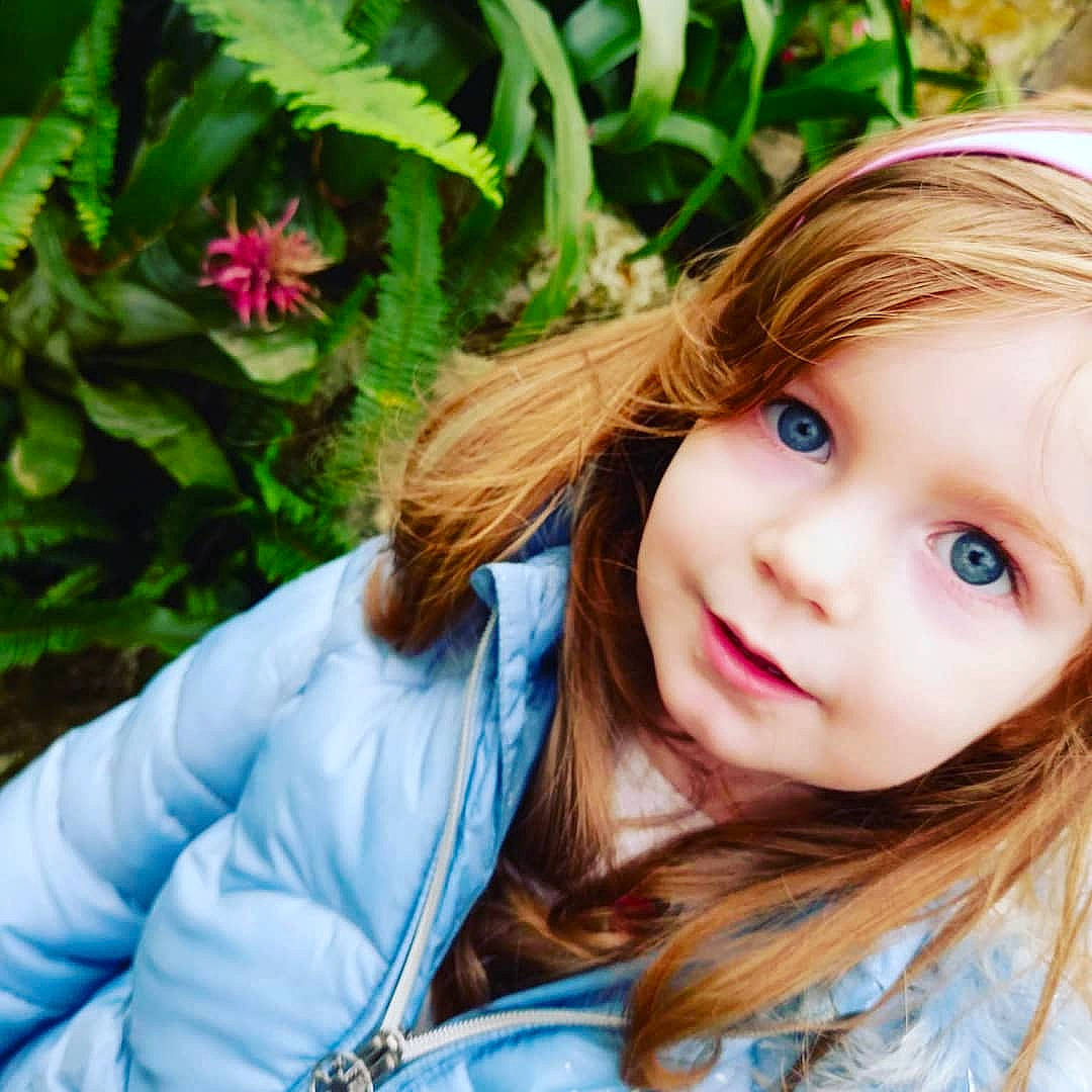 Sanya a rejoint le concours — aidez-le/la à gagner de superbes lots ! beauty, blond, cool, electric_blue, eyelash, flower, grass, happy, iris, layered_hair, lip, long_hair, nature, people_in_nature, person, petal, plant, skin, smile, summer