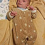Eden a rejoint le concours — aidez-le/la à gagner de superbes lots ! baby, infant, blanket, onesie, animal_print, yellow, brown, hood, cute, sleepwear, bed, fabric, soft, child, newborn, lying_down, curious, face, expression, indoor