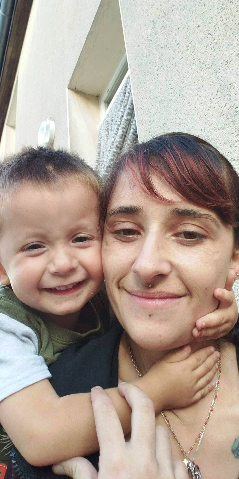 Tiago a rejoint le concours — aidez-le/la à gagner de superbes lots ! cheek, chin, cool, eyebrow, face, finger, forehead, fun, gesture, happy, interaction, iris, joy, lip, mouth, nose, person, skin, smile, thumb