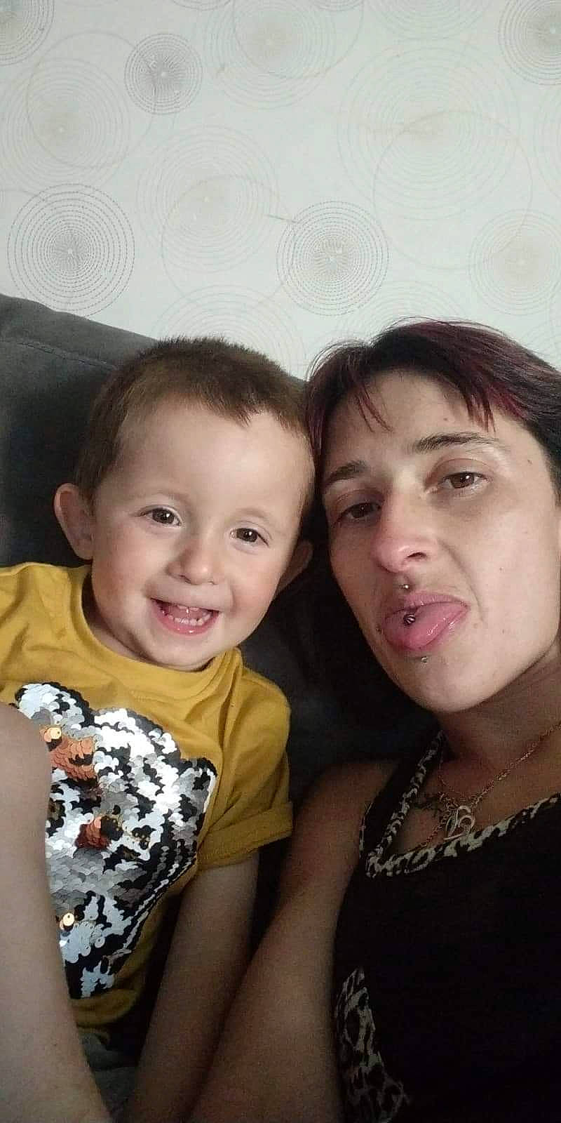 Tiago participe au concours pour gagner de l'argent avec cette photo : cheek, cool, event, eye, eyebrow, flash_photography, forehead, friendship, fun, gesture, happy, iris, joy, lip, mouth, nose, person, shoulder, skin, smile