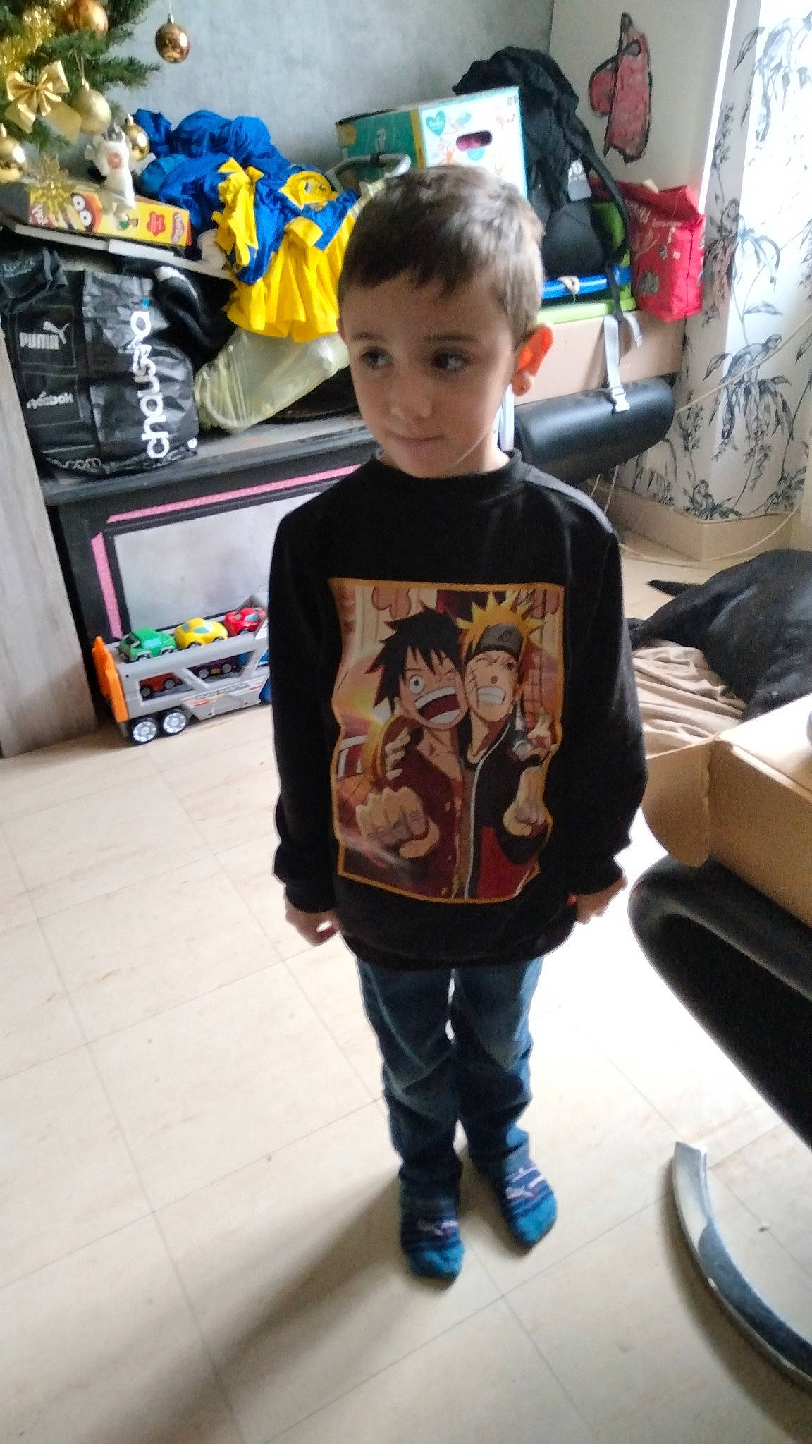 Sheldon participe au concours pour gagner de l'argent avec cette photo : child, eyewear, flooring, fun, hoodie, leisure, people, person, personal_protective_equipment, room, shoe, sitting, sleeve, sneakers, sportswear, standing, t_shirt, toddler, top, vacation