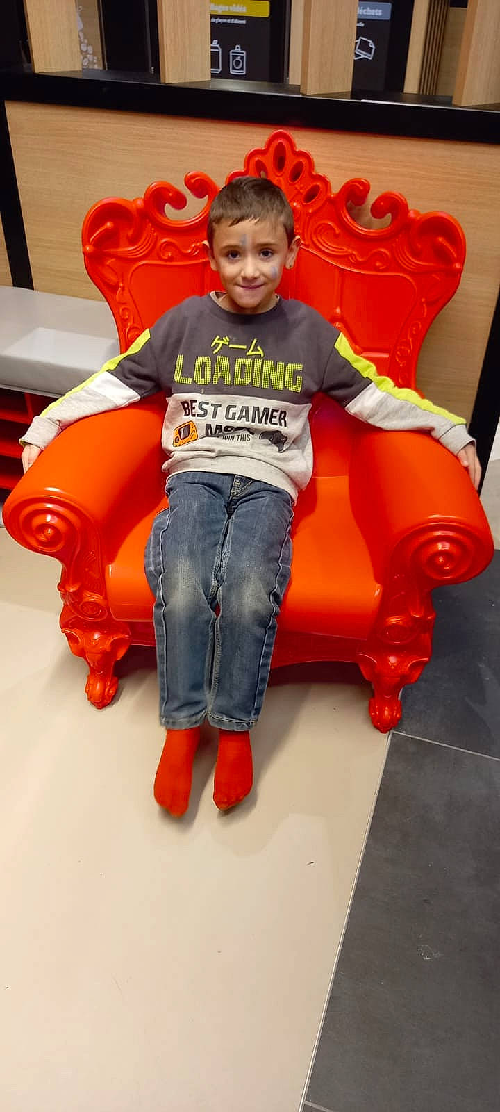 Sheldon a rejoint le concours — aidez-le/la à gagner de superbes lots ! arm, baby_toddler_clothing, child, comfort, face, fun, hair, happy, head, human_body, jeans, joy, leisure, orange, person, play, recreation, sitting, sleeve, smile