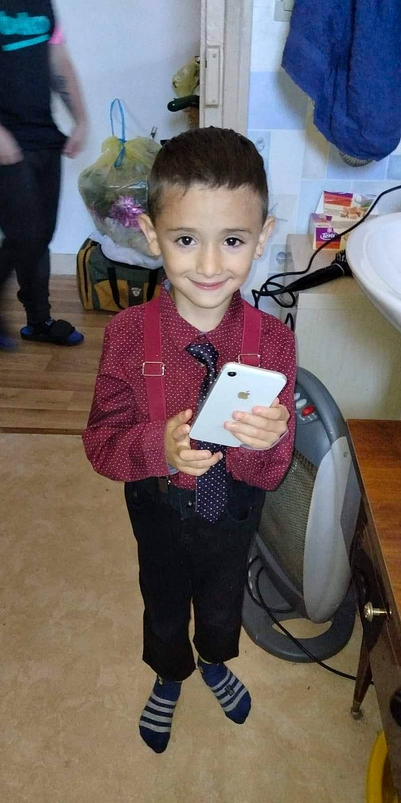 Sheldon a rejoint le concours — aidez-le/la à gagner de superbes lots ! baby, bag, chair, child, christmas, event, flooring, fun, happy, holiday, houseplant, joy, leg, luggage_and_bags, pattern, person, room, sitting, sleeve, smile