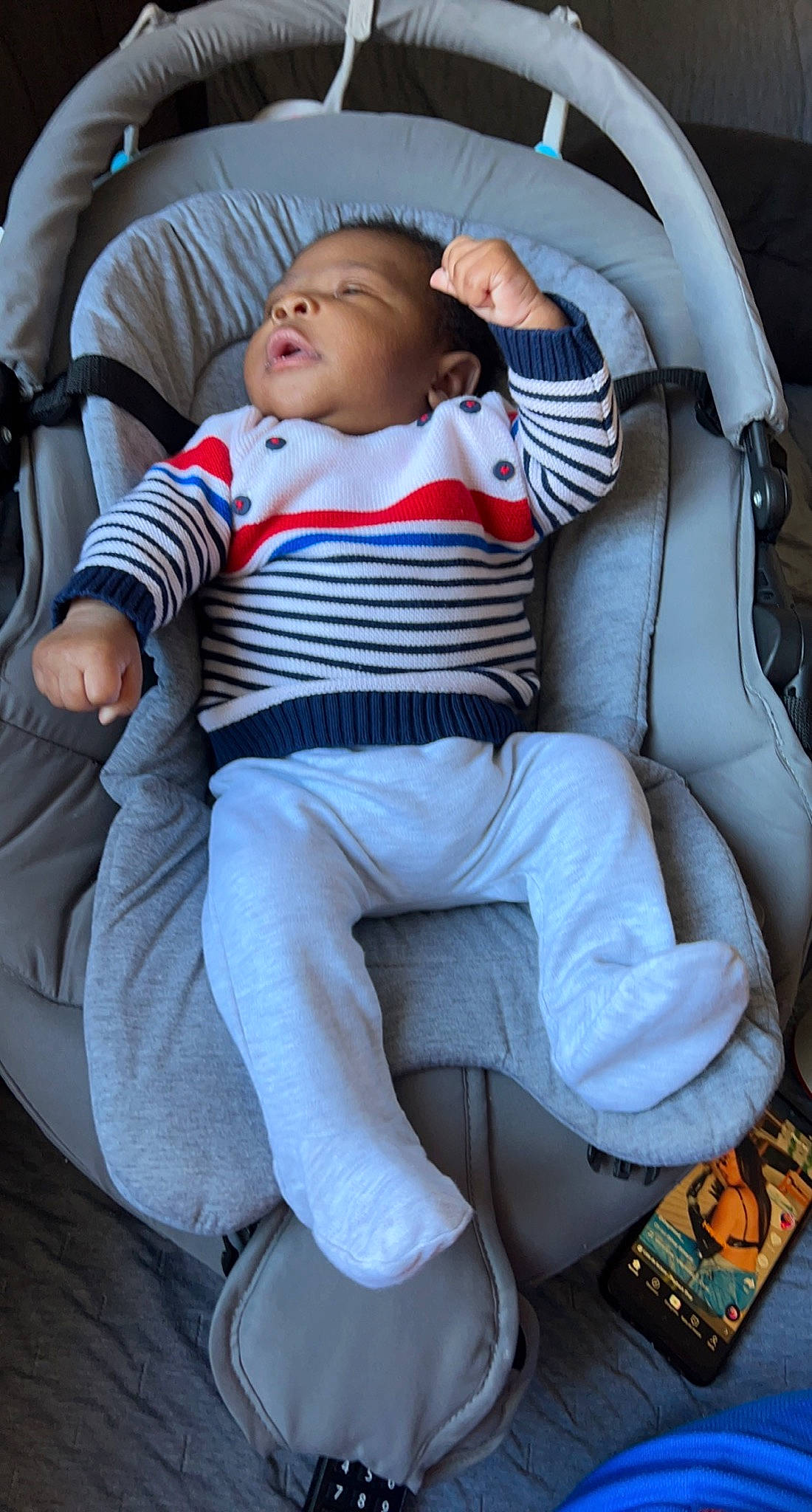 Stanis a rejoint le concours — aidez-le/la à gagner de superbes lots ! auto_part, baby, baby_carriage, baby_in_car_seat, baby_products, baby_toddler_clothing, car_seat, carmine, chair, child, collar, comfort, electric_blue, lap, person, sitting, sleeve, thigh, toddler, vacation