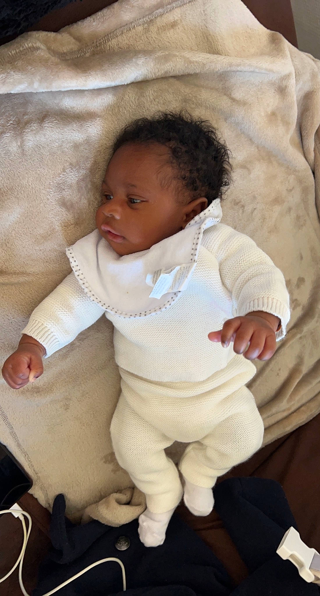 Stanis participe au concours pour gagner de l'argent avec cette photo : arm, baby, baby_products, baby_toddler_clothing, cheek, child, comfort, eye, gesture, happy, linens, lip, nose, people, person, sitting, skin, sleeve, textile, thumb