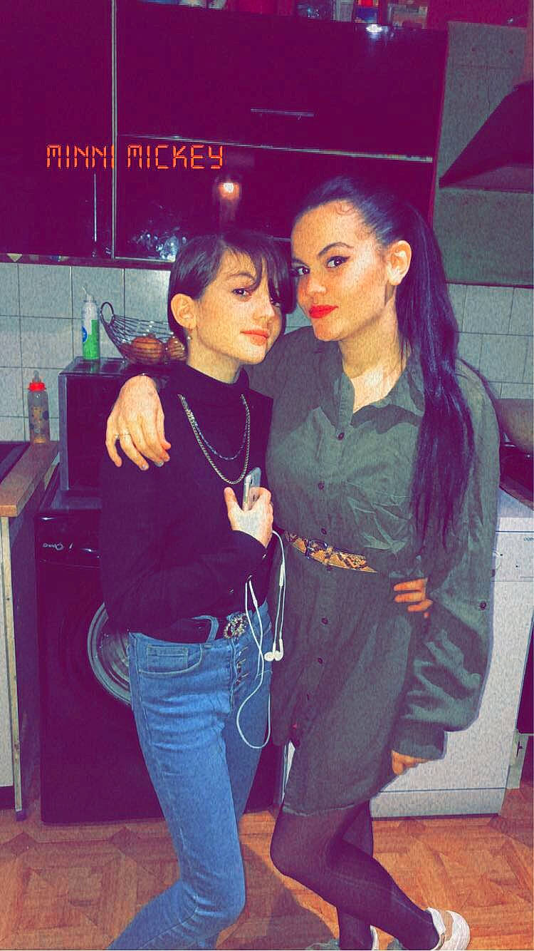 Saïna participe au concours pour gagner de l'argent avec cette photo : black_hair, cool, denim, electric_blue, eyewear, fashion, fashion_design, fun, gesture, hair, happy, hat, joint, joy, long_hair, magenta, necklace, person, shoulder, sleeve