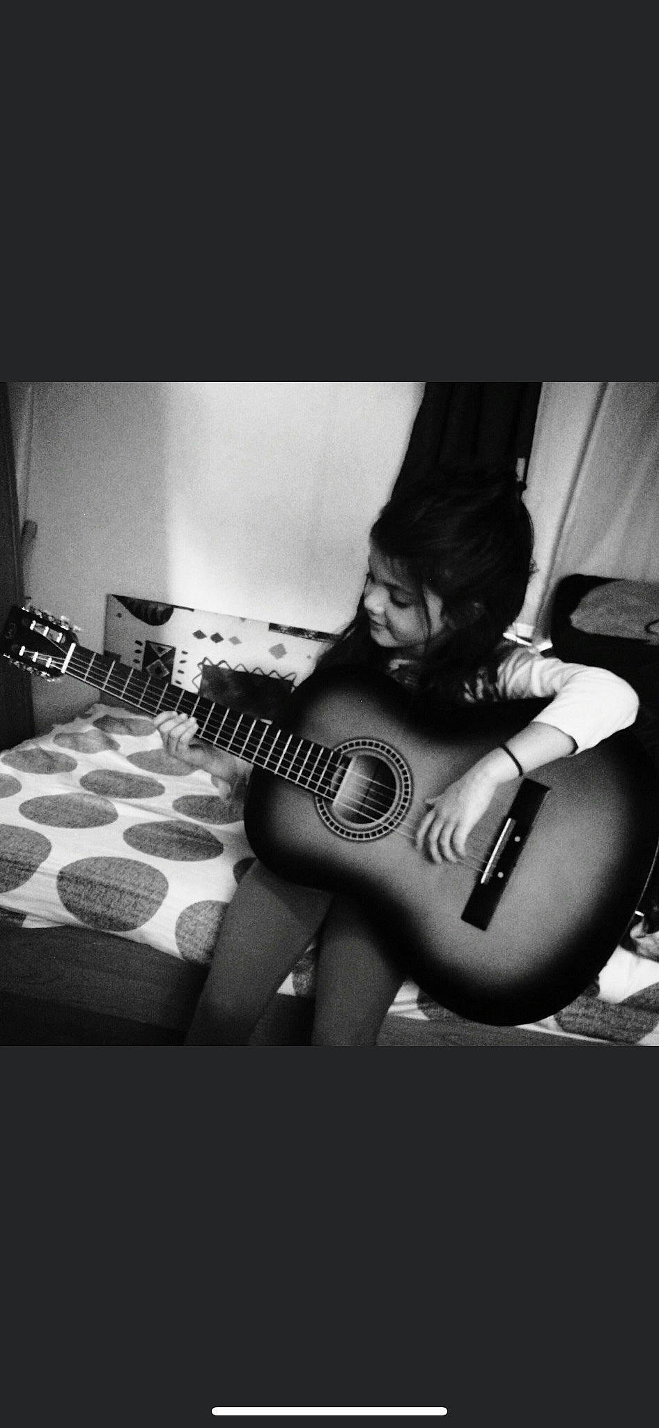 Saïna participe au concours pour gagner de l'argent avec cette photo : bassist, elbow, entertainment, flash_photography, guitar, guitar_accessory, guitarist, music, music_artist, musical_instrument, musical_instrument_accessory, musician, performing_arts, person, plucked_string_instruments, string_instrument, string_instrument_accessory, style, thigh, tints_and_shades