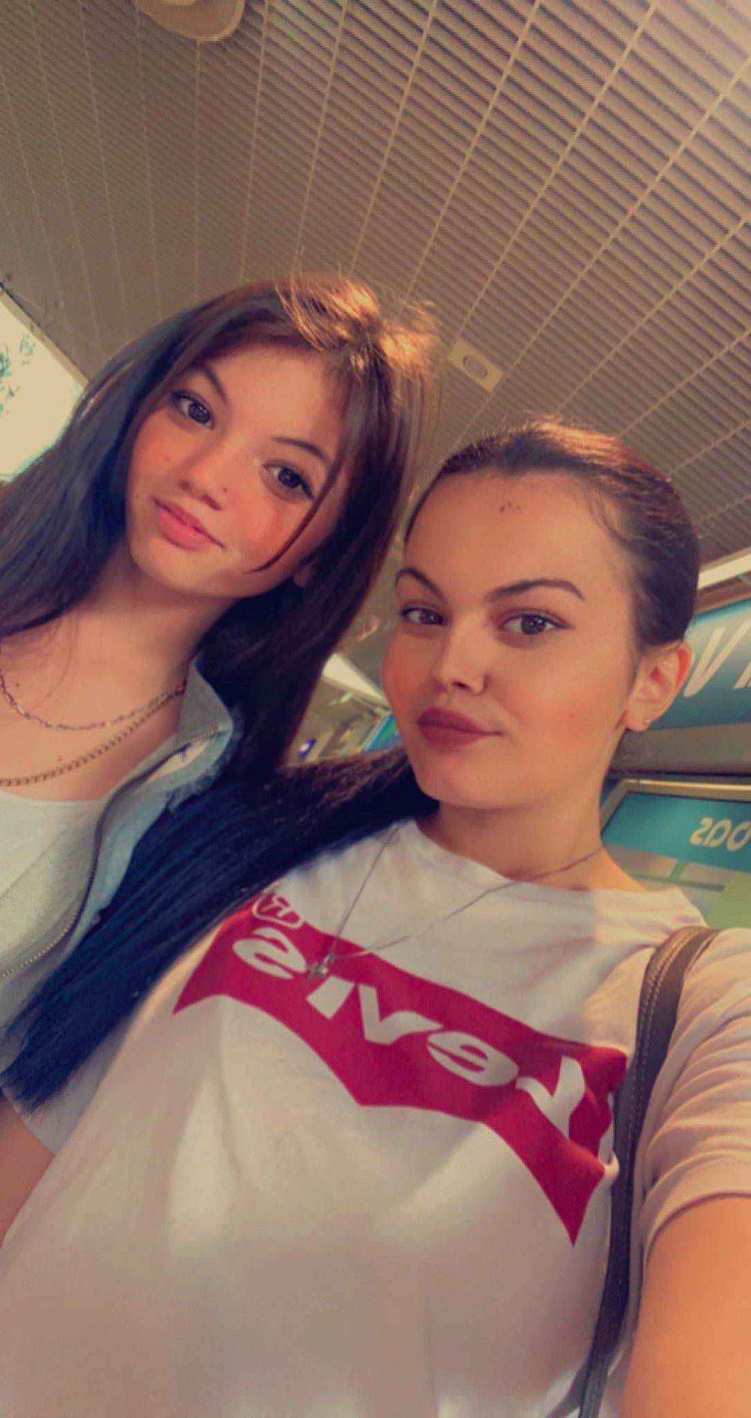 Saïna a rejoint le concours — aidez-le/la à gagner de superbes lots ! black_hair, blond, cool, earrings, event, eyebrow, eyelash, fashion_design, fun, happy, iris, layered_hair, leisure, lip, long_hair, makeover, mouth, person, shoulder, skin