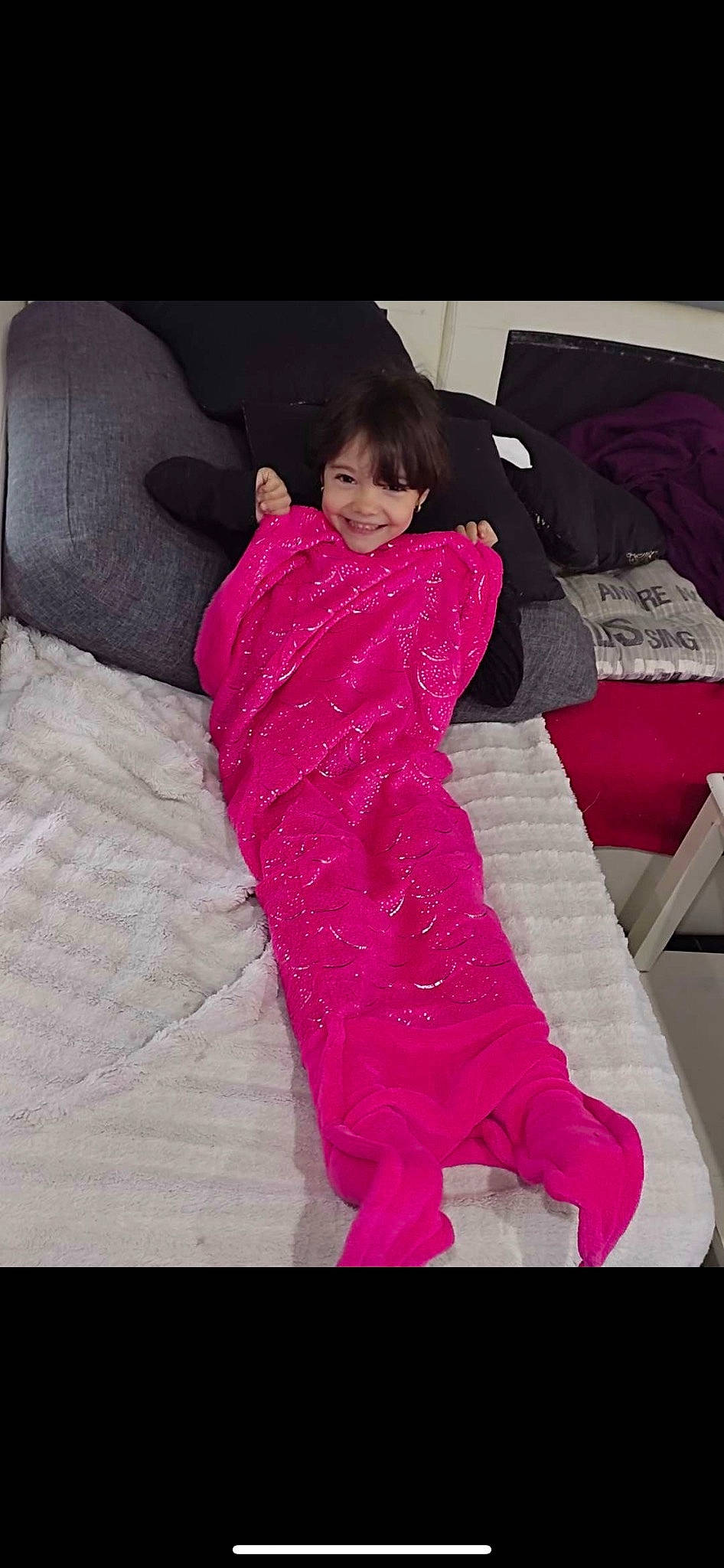 Louna a rejoint le concours — aidez-le/la à gagner de superbes lots ! bedding, comfort, couch, dress, formal_wear, happy, human_body, human_leg, jacket, joy, linens, magenta, pattern, person, pink, purple, room, sleeve, smile, textile