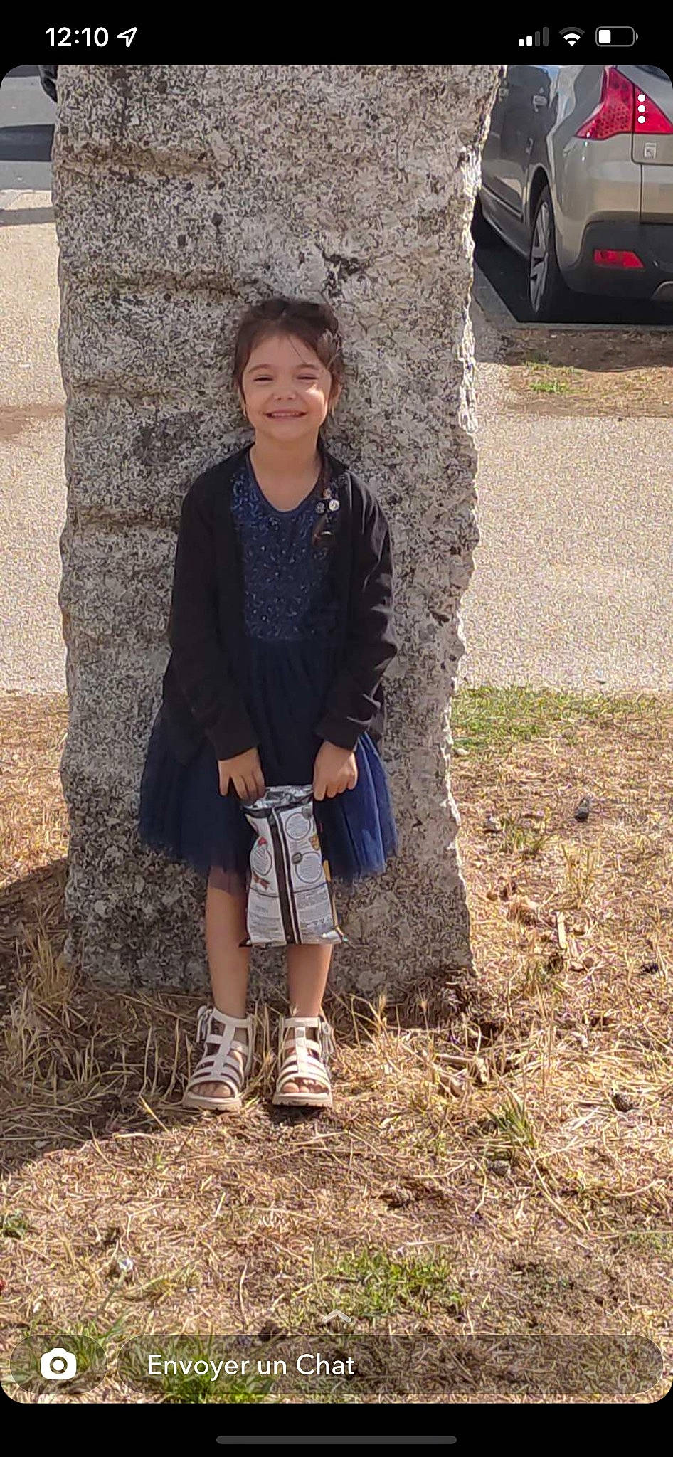 Louna a rejoint le concours — aidez-le/la à gagner de superbes lots ! automotive_tire, blazer, clothing, denim, dress_shirt, electric_blue, formal_wear, grass, hair, joy, outerwear, pattern, person, plant, shoe, sleeve, smile, t_shirt, tartan, thigh