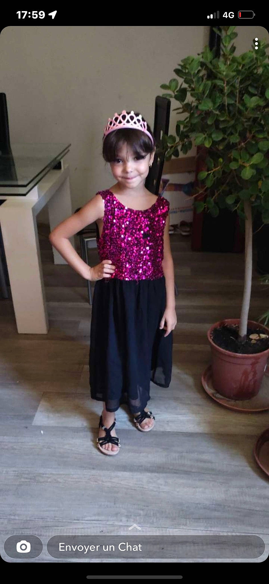 Louna participe au concours pour gagner de l'argent avec cette photo : computer_keyboard, electric_blue, eyewear, face, fashion_design, flowerpot, footwear, houseplant, human_leg, joy, knee, magenta, pattern, person, pink, plant, purple, sleeve, thigh, toddler