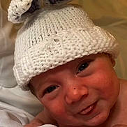 Aaron a rejoint le concours — aidez-le/la à gagner de superbes lots ! baby, infant, hat, knitted_hat, bunny_ears, cute, tongue_out, face, skin, eyes, blanket, bed, indoors, child, newborn, portrait, expression, headwear, soft_lighting, closeup