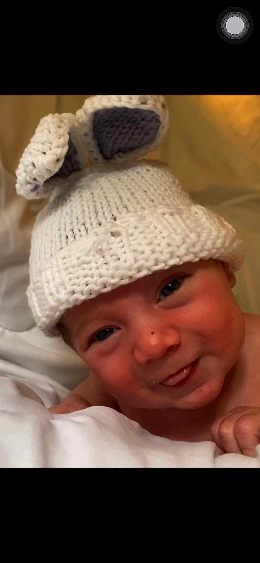Aaron a rejoint le concours — aidez-le/la à gagner de superbes lots ! baby, infant, hat, knitted_hat, bunny_ears, cute, tongue_out, face, skin, eyes, blanket, bed, indoors, child, newborn, portrait, expression, headwear, soft_lighting, closeup