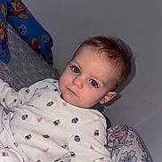 Lyzio a rejoint le concours — aidez-le/la à gagner de superbes lots ! baby, bed, blanket, cartoon, child, eyes, face, flash, gaze, hair, hand, indoor, infant, onesie, pajamas, pattern, pillow, portrait, sleepwear, wall