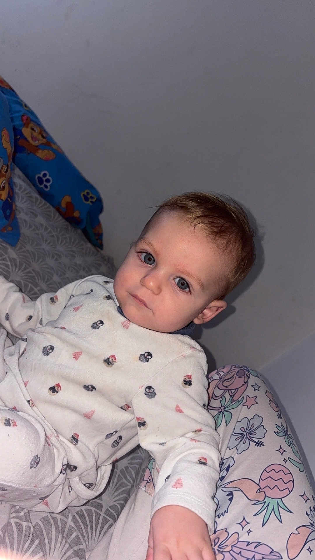 Lyzio a rejoint le concours — aidez-le/la à gagner de superbes lots ! baby, bed, blanket, cartoon, child, eyes, face, flash, gaze, hair, hand, indoor, infant, onesie, pajamas, pattern, pillow, portrait, sleepwear, wall