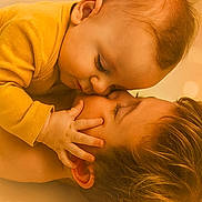 Lyzio participe au concours pour gagner de l'argent avec cette photo : affection, baby, bond, child, closeup, cute, expression, face, family, hair, hand, intimacy, kiss, love, portrait, sibling, skin, tenderness, toddler, warm_light