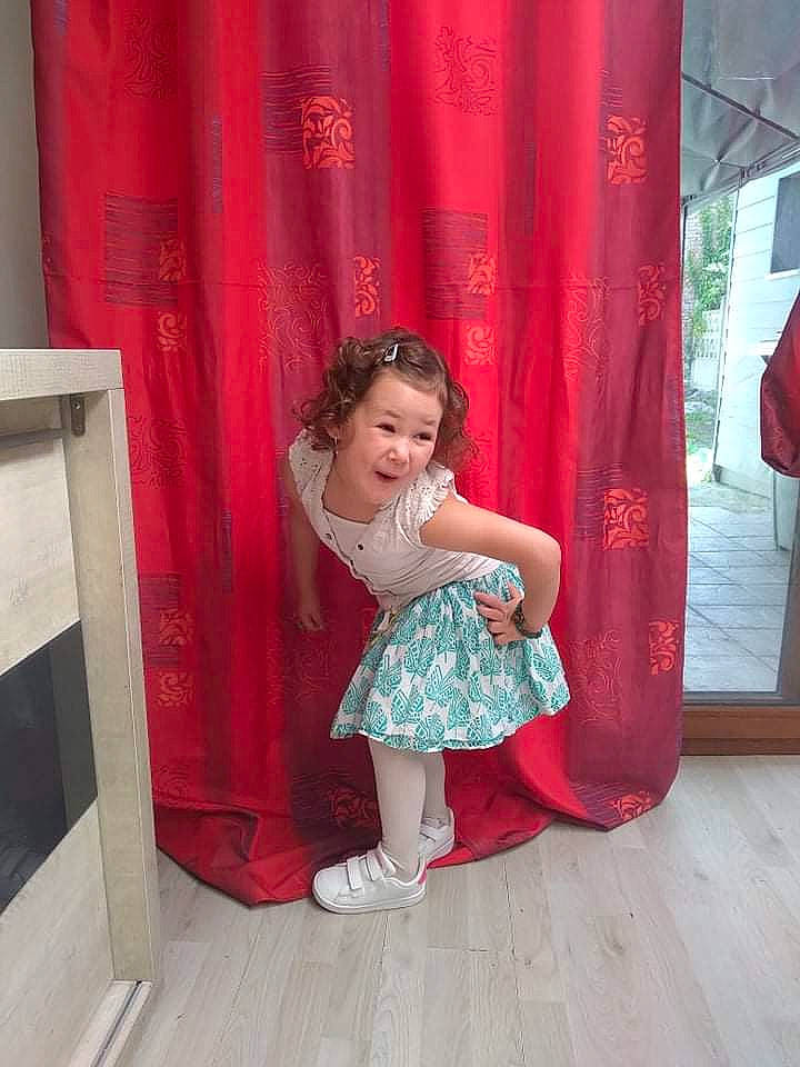 Elèanore a rejoint le concours — aidez-le/la à gagner de superbes lots ! baby_toddler_clothing, curtain, embellishment, event, fashion_design, flooring, fun, happy, hardwood, magenta, pattern, person, pink, purple, red, room, standing, textile, toddler, waist