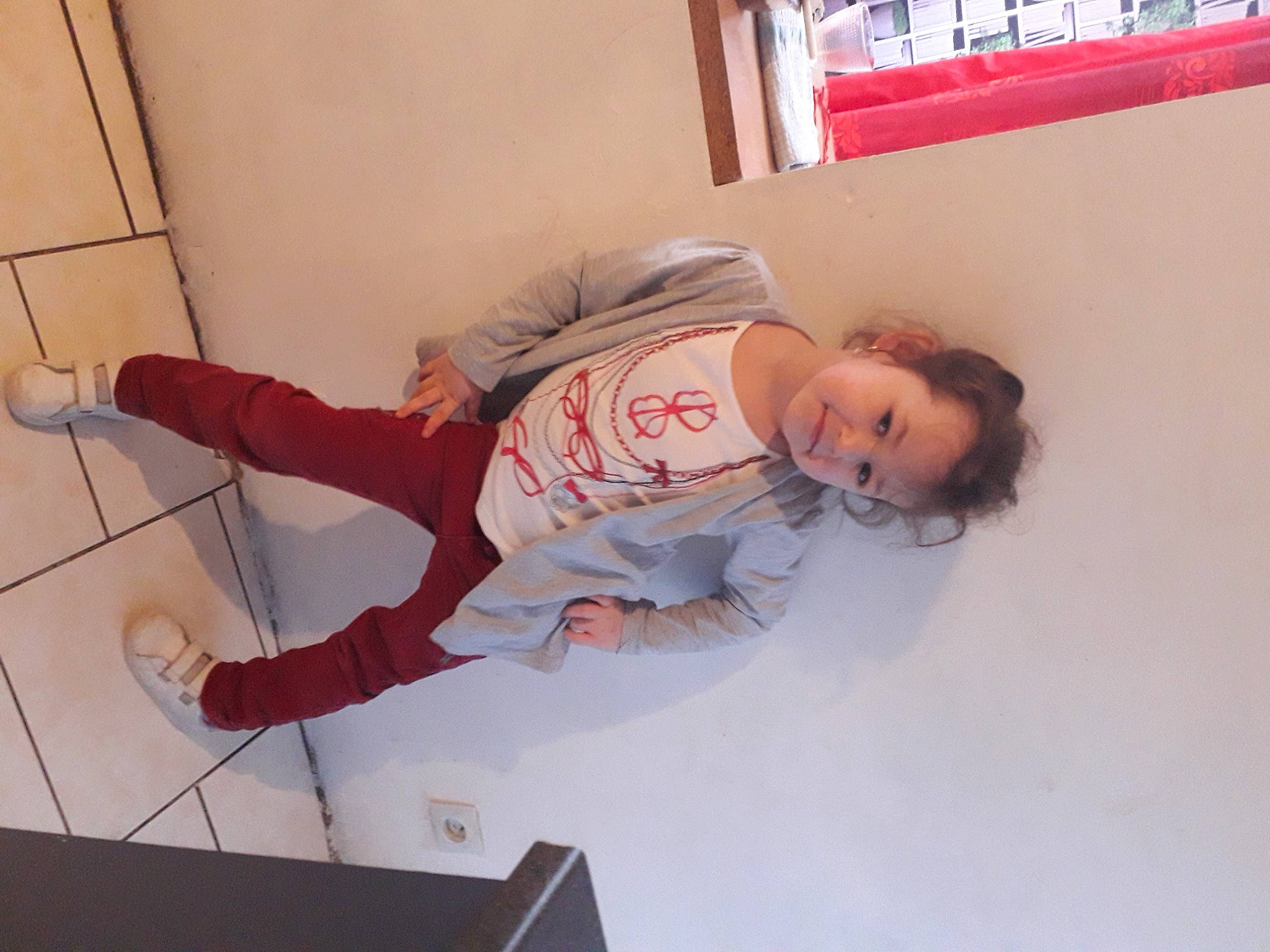 Elèanore participe au concours pour gagner de l'argent avec cette photo : comfort, elbow, flooring, fun, knee, person, smile, thigh, walking_shoe