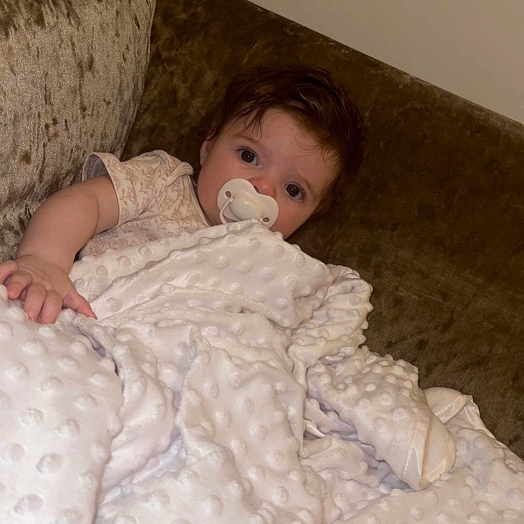 Raya-Rose is registered to the contest to win money with this photo: baby, bed, bedroom, blanket, bodypart, couch, cushion, face, furniture, head, homedecor, indoors, linen, newborn, person, photography, portrait, quilt, room, sleeping