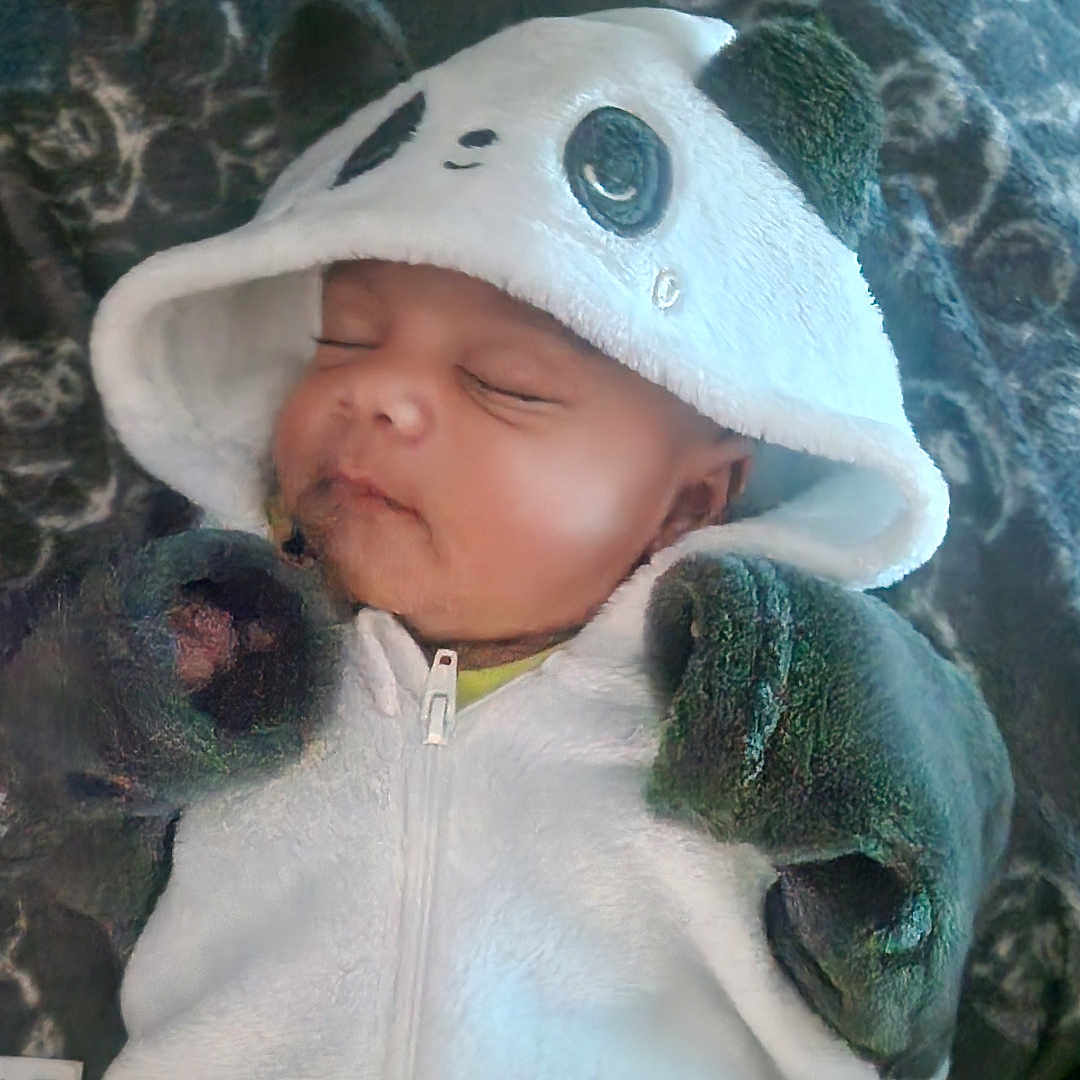 Mayron participe au concours pour gagner de l'argent avec cette photo : baby, blanket, bodypart, bonnet, cap, clothing, face, finger, hand, hat, head, hood, hoodie, knitwear, newborn, person, photography, portrait, sweater, sweatshirt