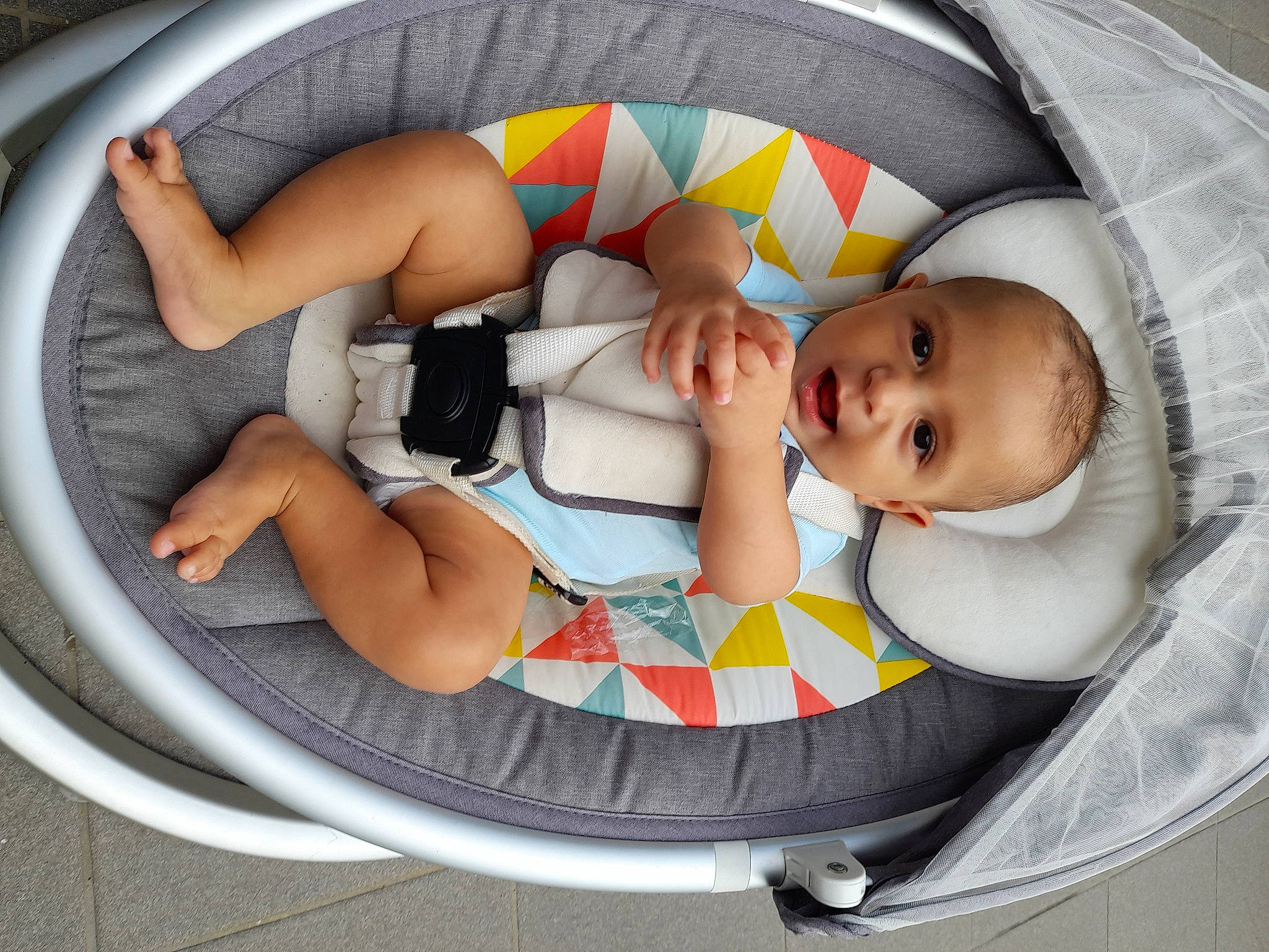 Ného participe au concours pour gagner de l'argent avec cette photo : baby, baby_carriage, baby_float, baby_products, baby_safety, baby_sleeping, baby_toddler_clothing, baby_toys, bathing, car_seat, child, comfort, infant_bed, leisure, person, recreation, service, sitting, thigh, toddler