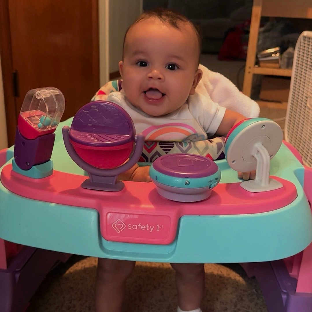 Kollyns is registered to the contest to win money with this photo: baby, carpet, child, clothing, door, face, feet, floor, furniture, happy, head, indoor, infant, person, playtime, room, smiling, socks, toy, walker