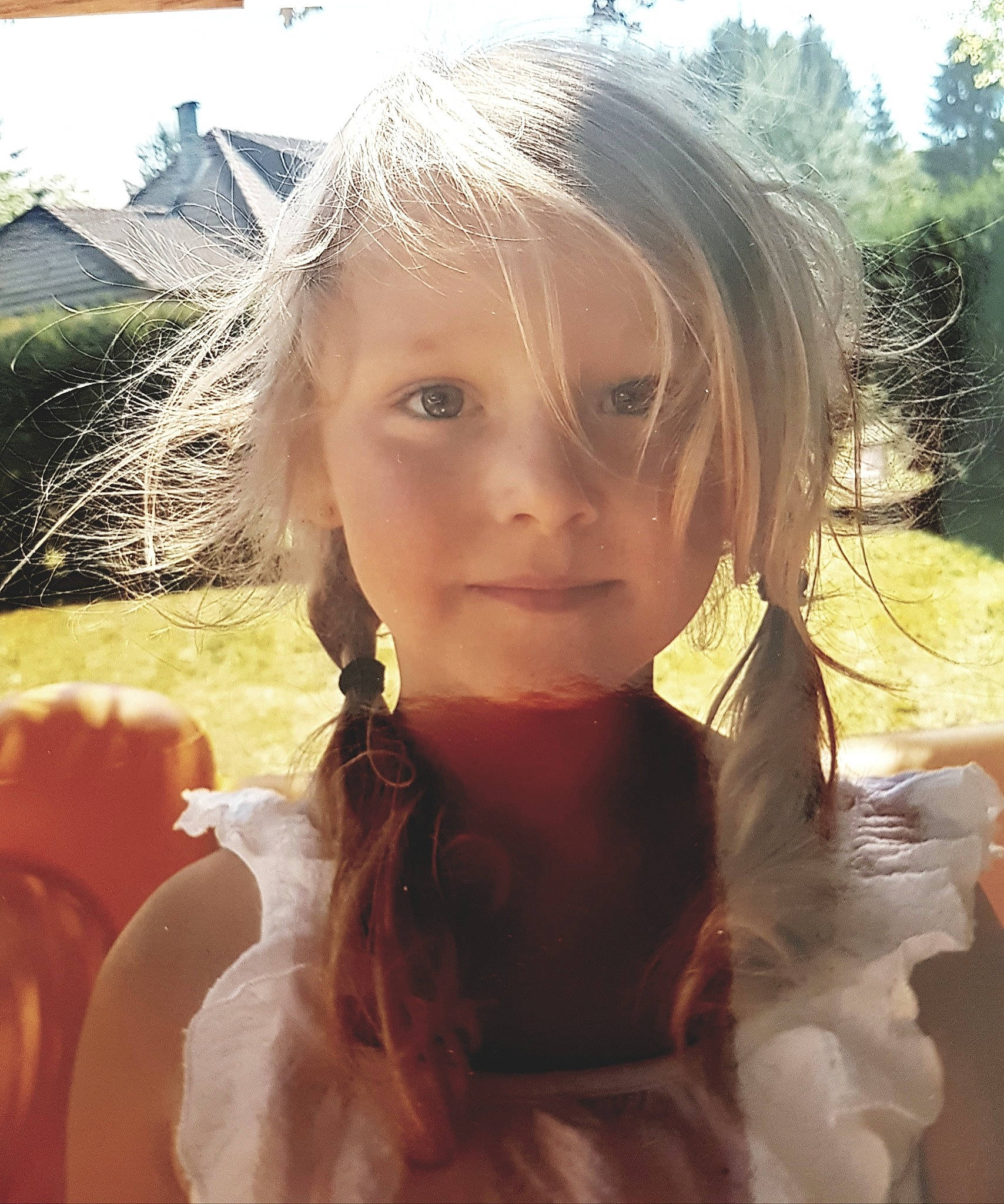 Louise a rejoint le concours — aidez-le/la à gagner de superbes lots ! blond, bridal_accessory, child, cool, eyebrow, eyelash, fawn, fun, grass, hair, happy, head, headpiece, headwear, iris, lip, long_hair, people_in_nature, person, plant