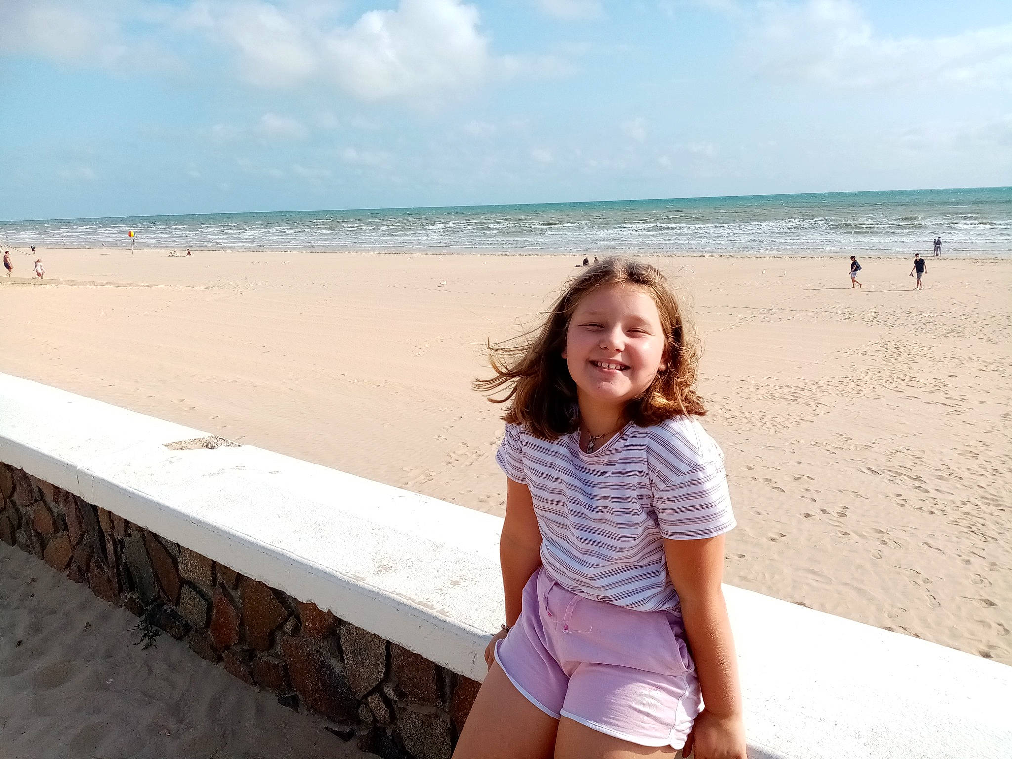 Louise a rejoint le concours — aidez-le/la à gagner de superbes lots ! azure, beach, body_of_water, cloud, daytime, fun, hairstyle, happy, horizon, joy, leisure, people_in_nature, people_on_beach, person, skin, sky, smile, summer, thigh, travel