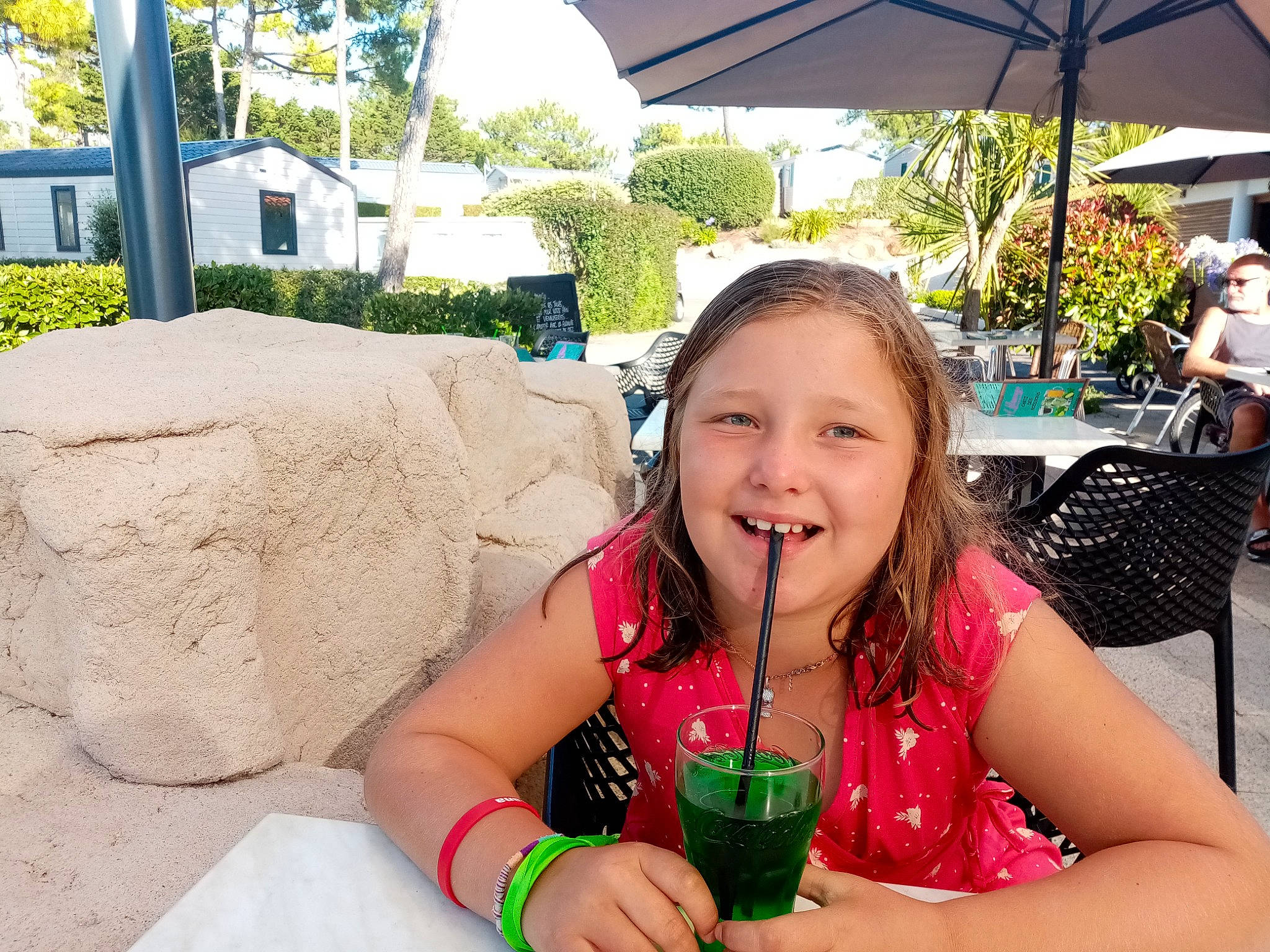 Louise a rejoint le concours — aidez-le/la à gagner de superbes lots ! arm, chair, child, dress, drinking_straw, event, fun, grass, happy, joy, juice, leisure, person, plant, recreation, smile, t_shirt, tableware, toddler, tree