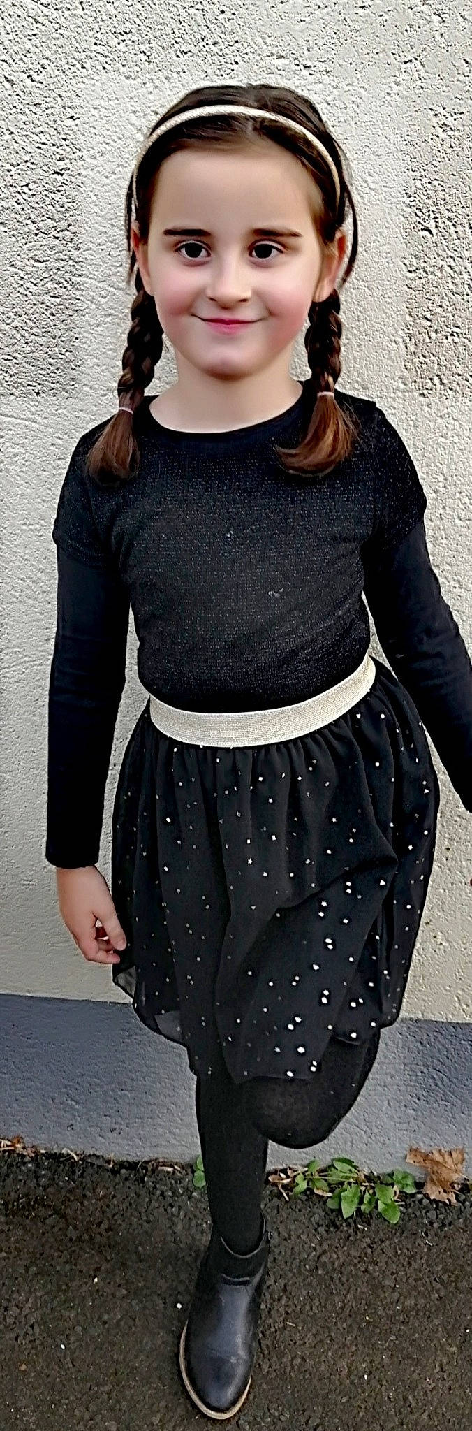 Anaya participe au concours pour gagner de l'argent avec cette photo : abdomen, black, blouse, clothing, cocktail_dress, design, dress, fashion, fashion_accessory, joy, little_black_dress, neck, outerwear, pattern, person, polka_dot, sleeve, style, top, trunk