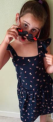 Anaya participe au concours pour gagner de l'argent avec cette photo : costume, design, dress, ear, glasses, lip, mouth, neck, pattern, person, photography, polka_dot, selfie, shoulder, sleeve