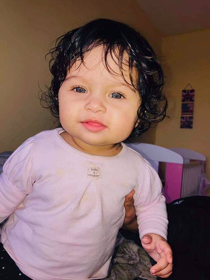 Sonia participe au concours pour gagner de l'argent avec cette photo : baby, baby_toddler_clothing, cheek, child, chin, eyebrow, eyelash, face, flash_photography, happy, iris, lip, neck, no_expression, nose, person, shoulder, skin, sleeve, smile