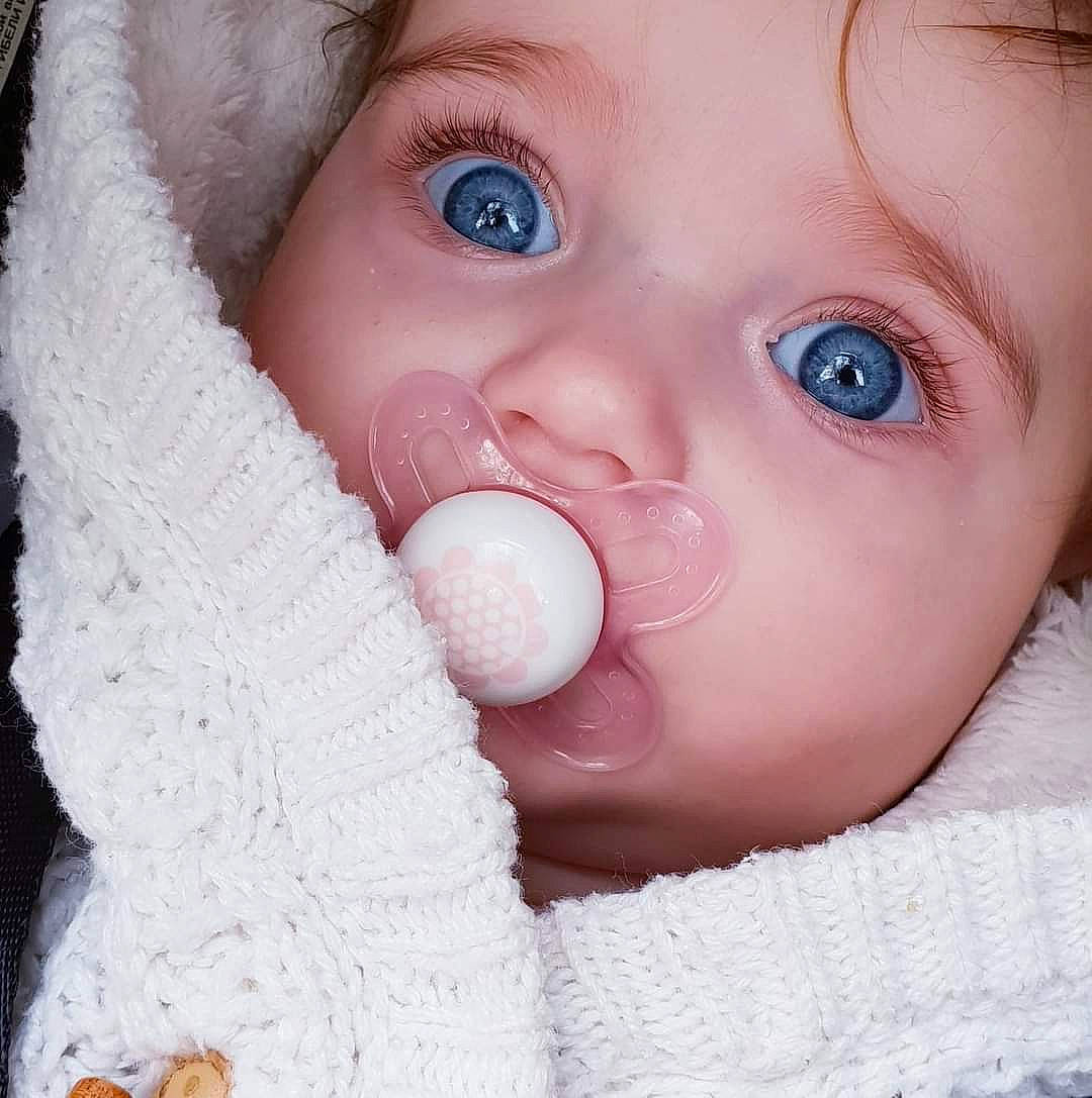 Elena a rejoint le concours — aidez-le/la à gagner de superbes lots ! baby, baby_toddler_clothing, cheek, chin, ear, eye, eyebrow, eyelash, facial_expression, finger, hand, headgear, human_body, iris, lip, mouth, nose, organ, person, photograph