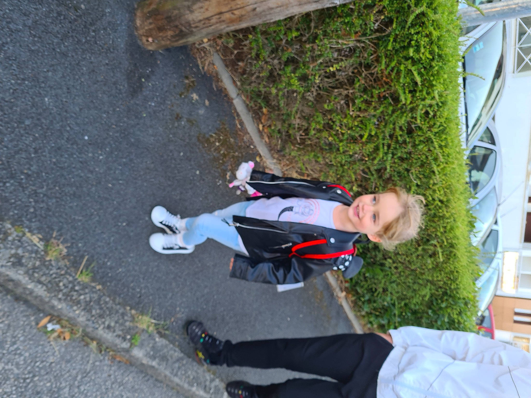 Elena a rejoint le concours — aidez-le/la à gagner de superbes lots ! adventure, asphalt, boot, concrete, electric_blue, fun, grass, joy, leisure, pedestrian, person, plant, recreation, road, road_surface, shadow, sidewalk, tar, toddler, walking_shoe