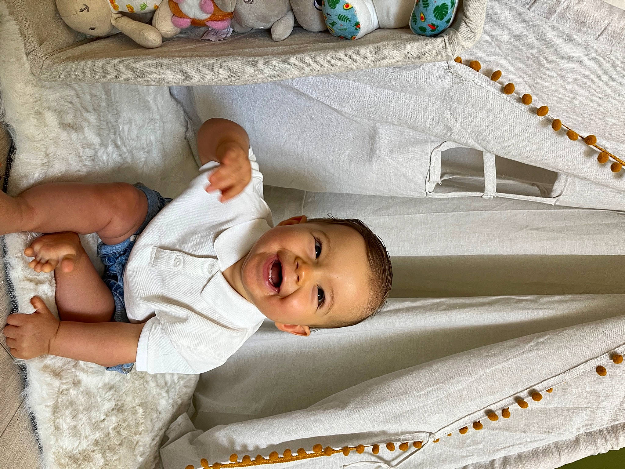 Rafaël participe au concours pour gagner de l'argent avec cette photo : baby, baby_products, baby_safety, bed, bedding, child, comfort, event, happy, hat, hospital, hospital_bed, joy, linens, medical_equipment, patient, person, room, smile, textile