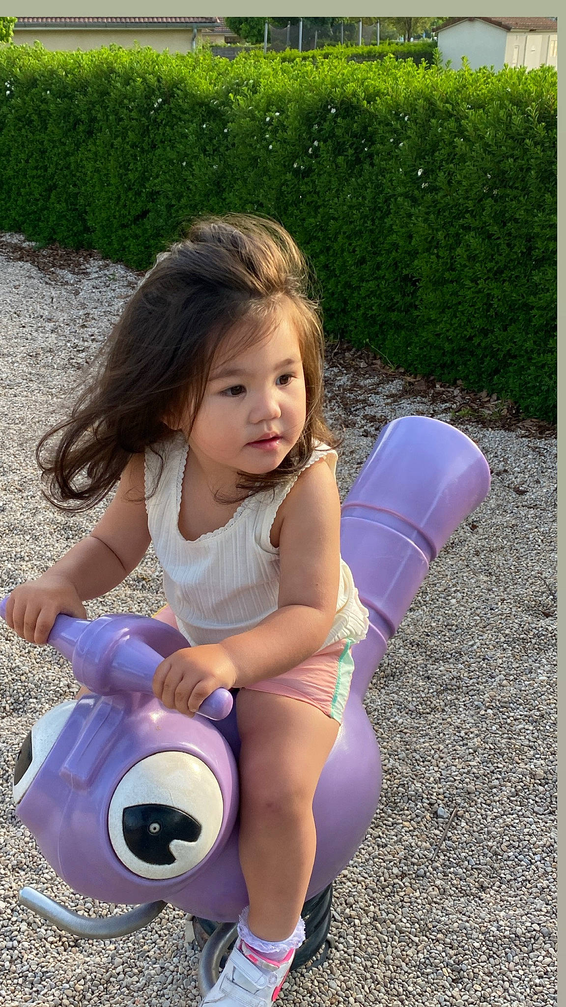 Léna a rejoint le concours — aidez-le/la à gagner de superbes lots ! arm, baby_toddler_clothing, face, facial_expression, fun, grass, hair, happy, leg, leisure, people_in_nature, person, pink, plant, purple, recreation, shoe, sneakers, summer, thigh