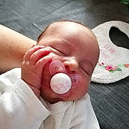 Lou a rejoint le concours — aidez-le/la à gagner de superbes lots ! baby, birth, child, finger, hand