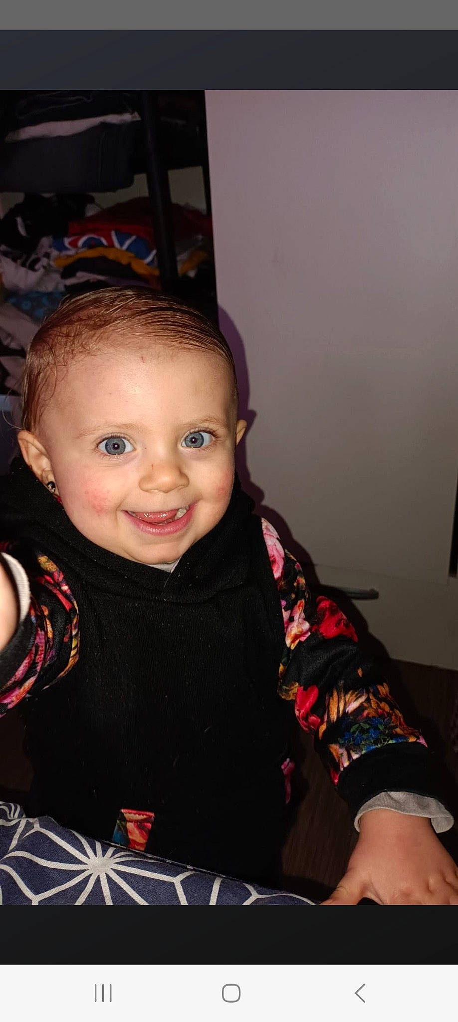 Clémence participe au concours pour gagner de l'argent avec cette photo : baby, baby_toddler_clothing, cheek, child, chin, eye, eyebrow, flash_photography, fun, happy, head, human_body, iris, joy, lip, nose, person, skin, sleeve, smile