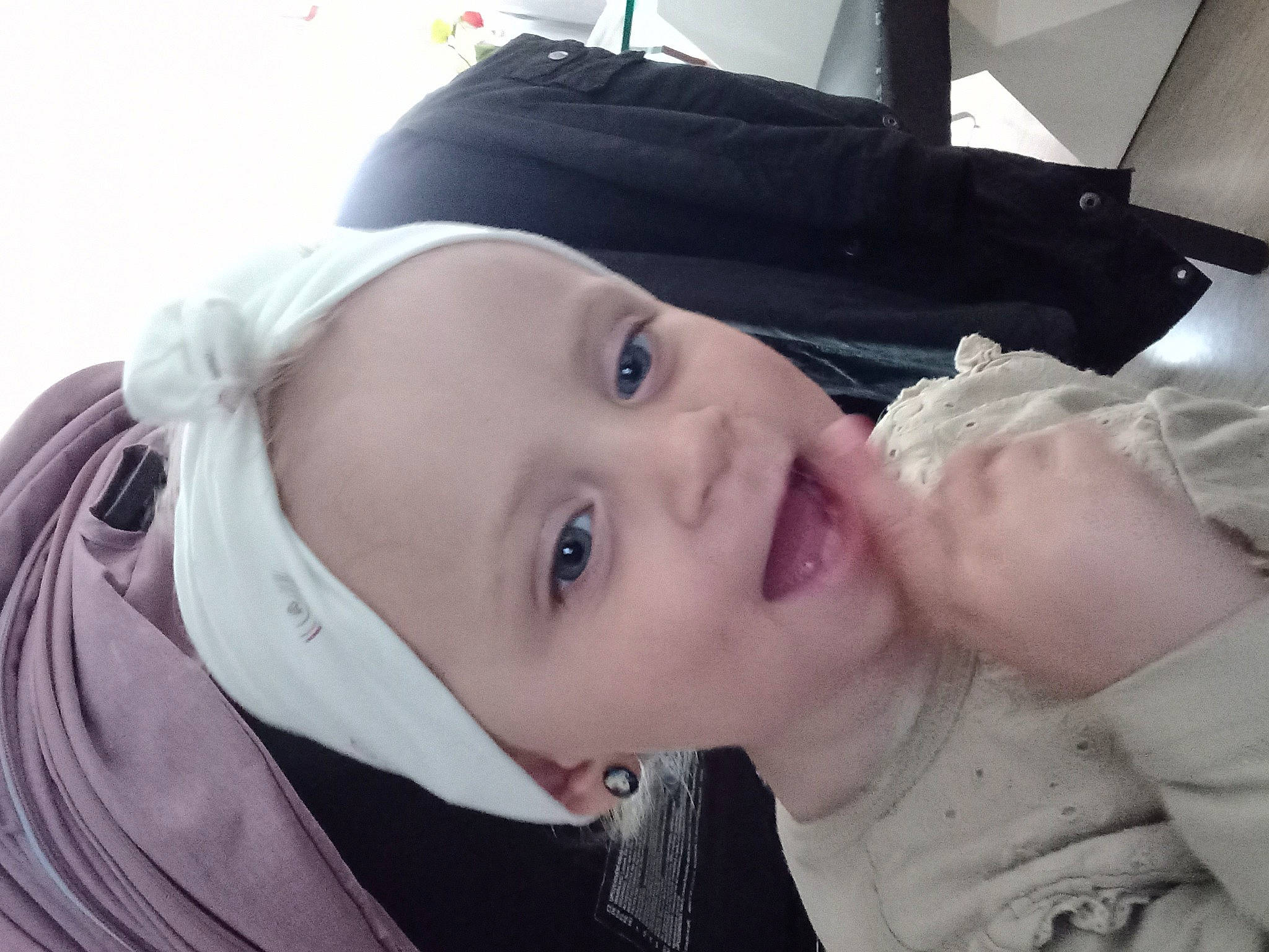 Clémence participe au concours pour gagner de l'argent avec cette photo : baby, baby_products, baby_toddler_clothing, cheek, child, eyebrow, eyelash, fashion_accessory, fun, gesture, happy, hat, lip, mouth, nose, person, portrait_photography, smile, toddler, winter