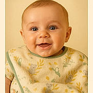 Milan a rejoint le concours — aidez-le/la à gagner de superbes lots ! baby, infant, smile, face, eyes, bib, clothing, portrait, child, cute, happy, skin, head, expression, closeup, young, adorable, person, background, warm